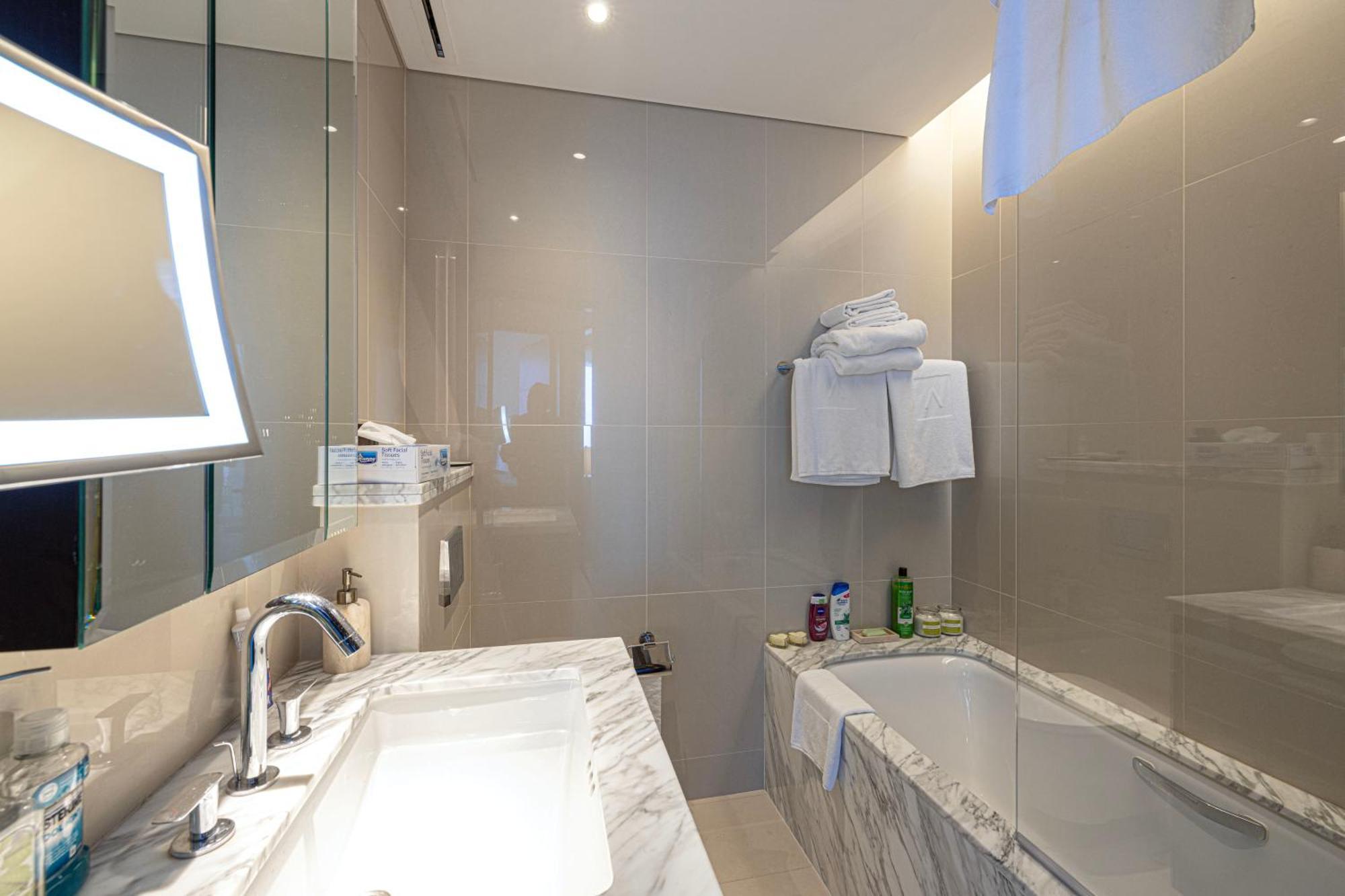 Easemytrip - Exquisite Downtown 2br In Address Skyview Tower 1 Apartment Dubai