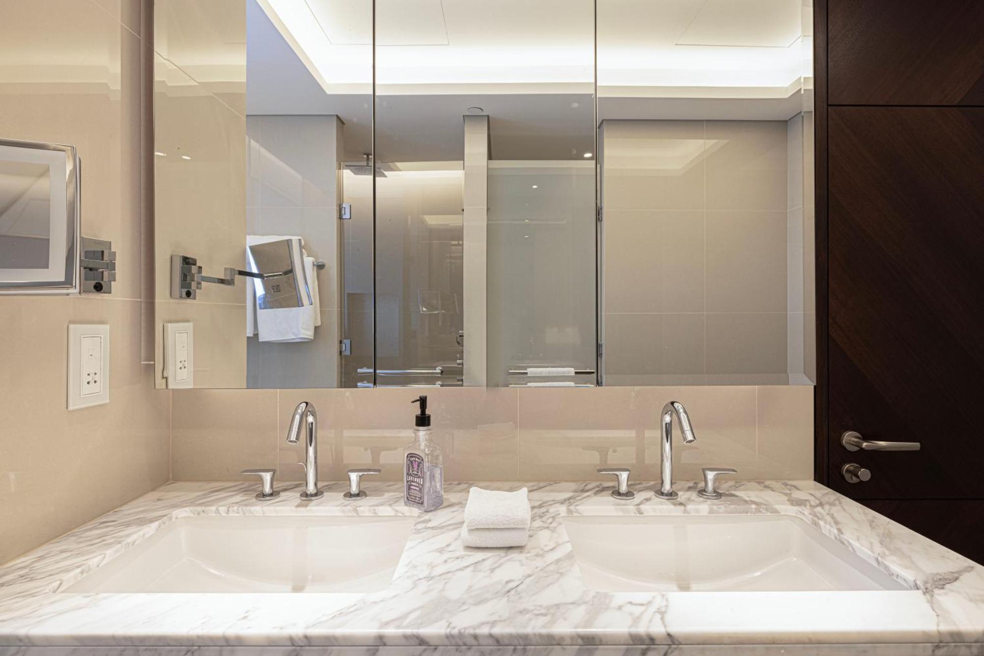Apartment Easemytrip - Exquisite Downtown 2br In Address Skyview Tower 1 *